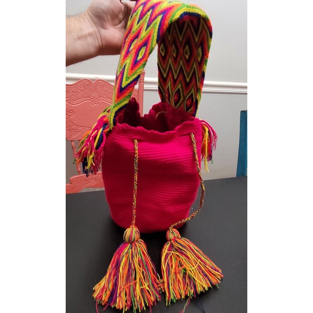 Wayuu bag handmade by the Wayuu indigenous tribe of La Guajira, Colombia Pink